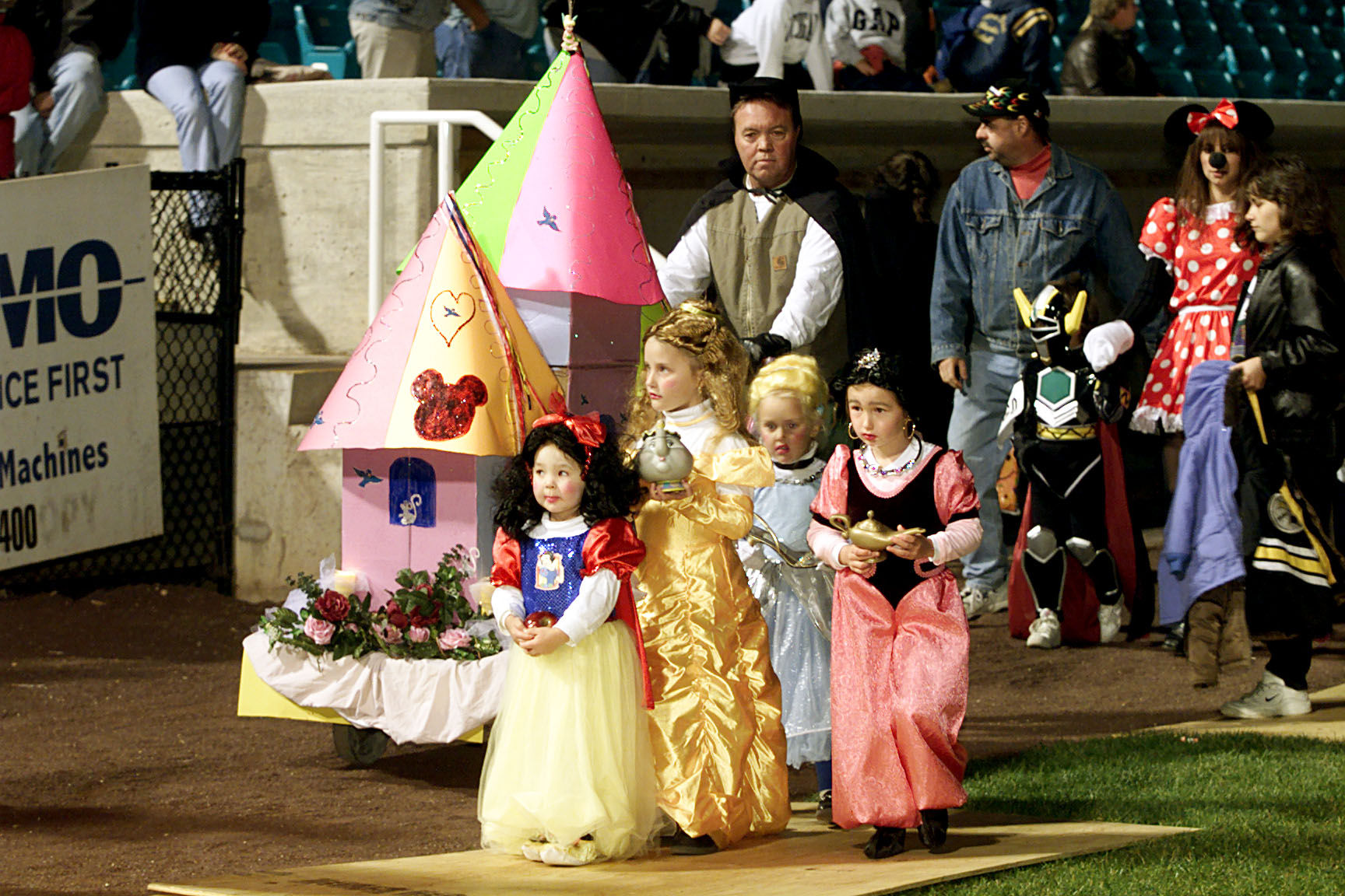HALLPARADE.38800.JPG